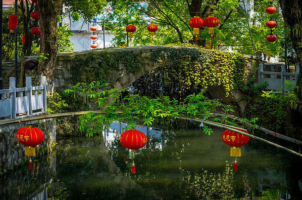 红色的中国人灯笼位于绿色树黄石城市湖北省中国城市著名的铁小时我的中国