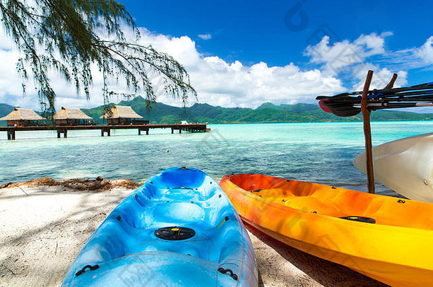 皮艇停泊海滩法国波利尼西亚