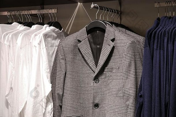 男人的休闲衣服商店时尚的夹克衬衫羊毛衫衣架