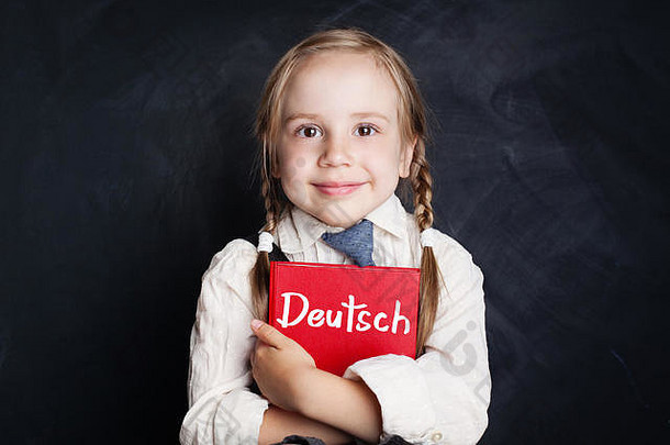 说话德国学习语言概念孩子女学生持有红色的书黑板背景