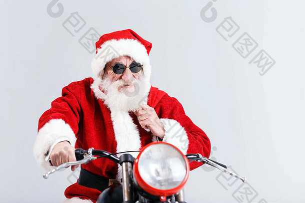 圣诞老人老人白色胡子穿太阳镜圣诞老人装骑摩托车持有袋礼物一年圣诞节假期记忆礼物购物折扣商店雪少女圣诞老人老人化妆发型狂欢节