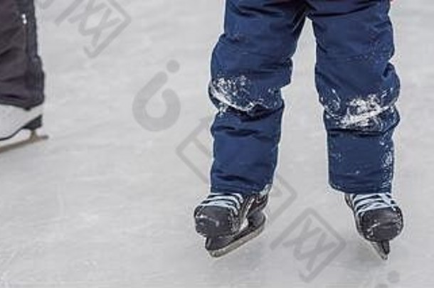 年轻的妈妈。教学儿子冰滑冰户外滑冰溜冰场家庭享受冬天溜冰场在户外横幅长格式