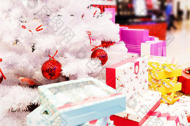 圣诞节树红色的球概念一年庆祝活动背景白色圣诞节树装饰红色的球色彩斑斓的礼物盒子