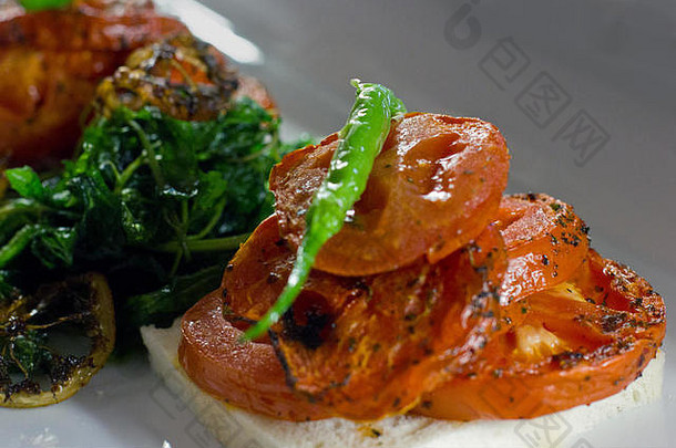 烤番茄烤蔬菜绿色胡椒白色面包
