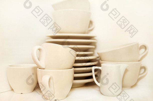 小壶白色杯咖啡服务板集架子上白色背景咖啡杯托盘咖啡酒吧白色陶器集