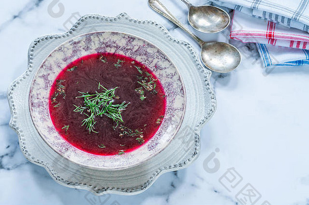 红色的罗宋汤清晰的甜菜根汤常见的东部欧洲俄罗斯