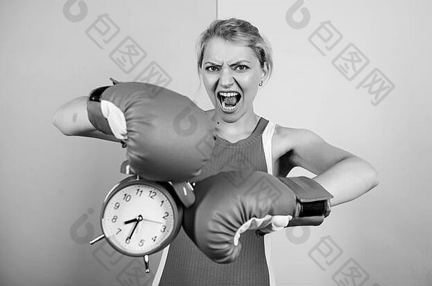 冲时钟时间成功赢得一天愤怒的女人拳击手套女孩拳击手持有报警时钟早....能源完整的权力活动时间建立时钟时间时间战斗