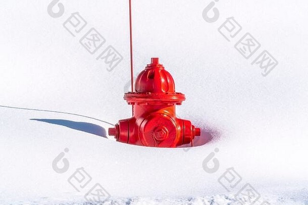 充满活力的红色的火消火栓埋雪冬天公园城市犹他州
