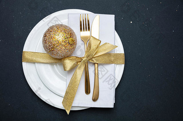 圣诞节表格设置黄金餐具白色集菜黑色的背景前视图