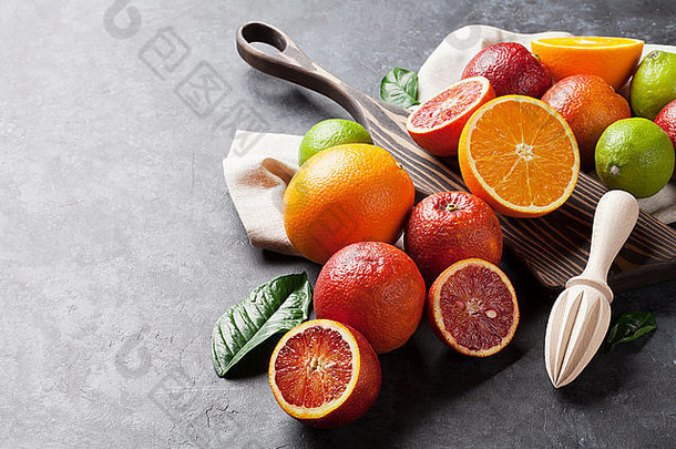 新鲜的柑橘类黑暗石头背景橙子酸橙视图复制空间