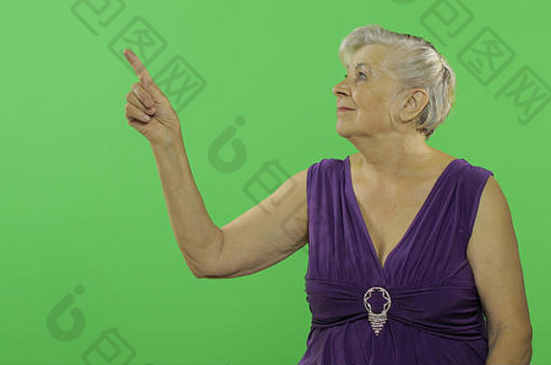 上了年纪的女人点微笑漂亮的祖母紫色的衣服的地方标志文本浓度关键绿色屏幕背景