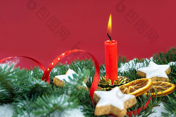圣诞节树<strong>雪饼</strong>干干橙子燃烧蜡烛黑暗红色的背景
