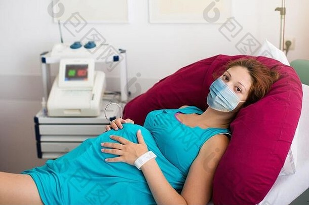怀孕了病人脸面具医院医生访问冠状病毒爆发妈妈。给出生婴儿科维德封锁怀孕