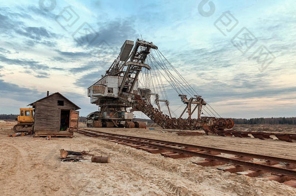 桶巨大的采石场挖掘机设备提取沙子采石场疏浚铁路跟踪