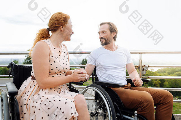 积极的高级轮椅夫妇享受走