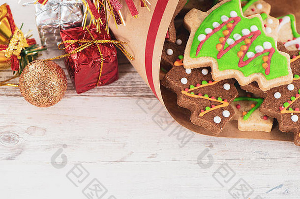 美味的可爱的烤圣诞节饼干姜饼美丽的圣诞节装饰纸袋光木表格背景关闭复制间距