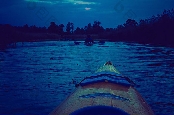 古董照片美丽的克鲁蒂尼亚河景观拍摄皮艇照片古董情绪效果
