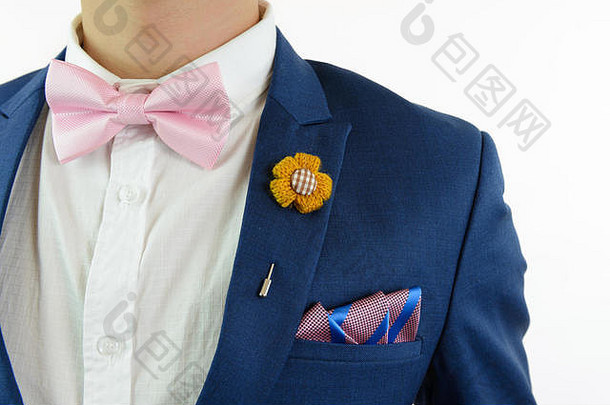 男人。蓝色的西装粉红色的弓领带<strong>花胸</strong>针粉红色的蓝色的带口袋里广场关闭
