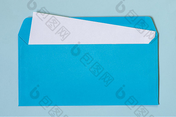 开放蓝色的信封空白纸蓝色的背景