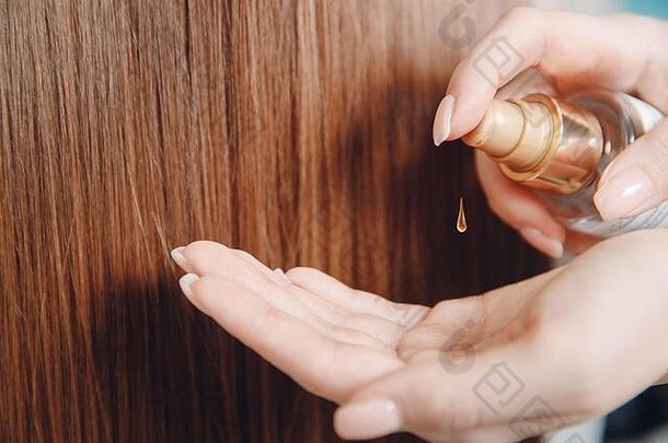 石油头发治疗女人概念理发师水疗中心沙龙
