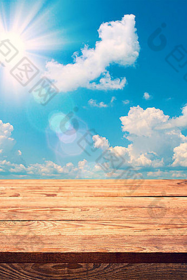 空木甲板表格桌布产品蒙太奇阳光明媚的一天蓝色的天空云免费的空间文本