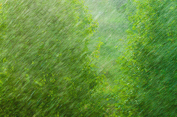 夏天多雨的窗口水滴滴雨滴玻璃窗玻璃背景纹理倾盆大雨雨