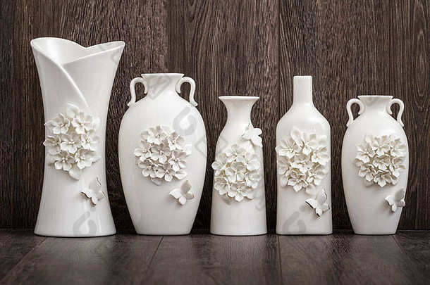 装饰白色花瓶花蝴蝶设计
