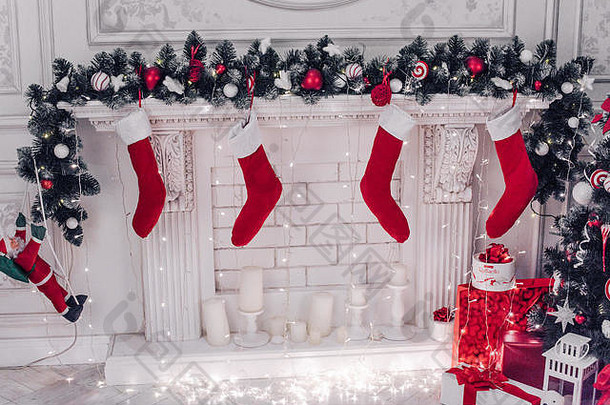 关闭图片漂亮的装饰明亮的红色的圣诞节袜子挂壁炉等待礼物