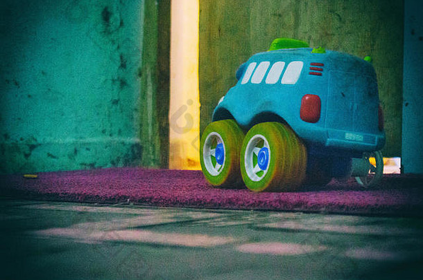 蓝色的车玩具黄色的轮子紫色的地毯
