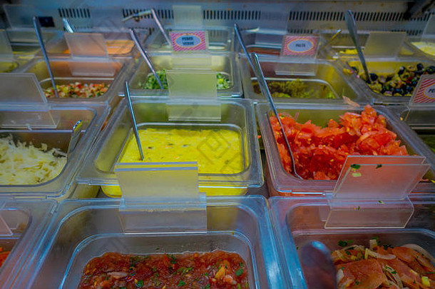 视图美味的各种各样的沙拉酱汁内部透明的盒子食物商店他们社区圣地亚哥