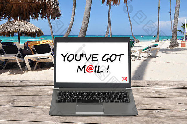 工作海滩办公室笔记本接收电子邮件