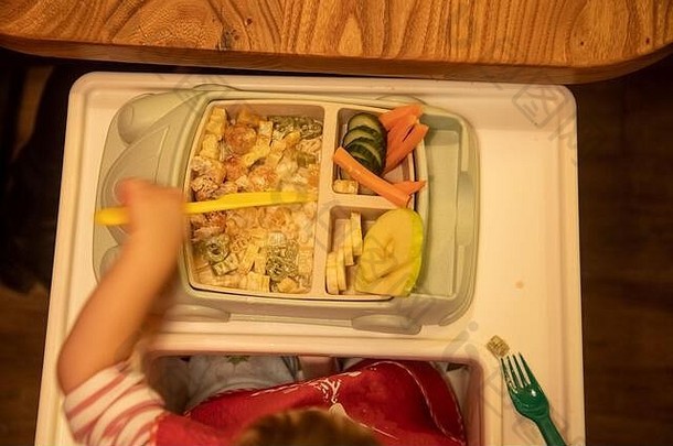 前视图蹒跚学步的坐在前面孩子们的板完整的美味的令人馋涎欲滴的食物削减食物孩子们的塑料刀软