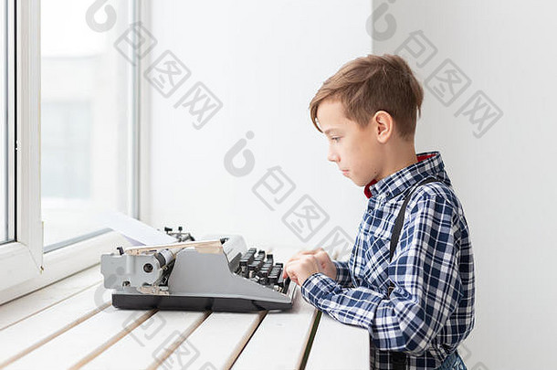 人孩子们风格概念年轻的男孩黑色的打字机白色背景
