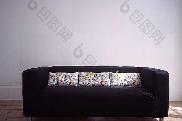 现代黑色的沙发花有图案的垫子