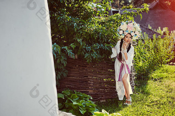 浅黑肤色的女人女孩白色乌克兰真实的国家服装花环花摆姿势木柳条栅栏