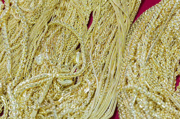 特写镜头奢侈品黄金项链红色的法兰绒背景美丽的枚金牌期间点缀附件亚洲风格选择焦点