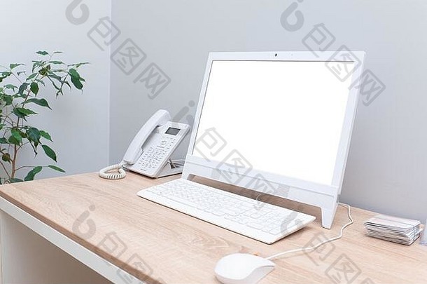 孤立的白色电脑显示模拟桌子上明亮的舒适的办公室白色电脑鼠标电话极简主义桌面