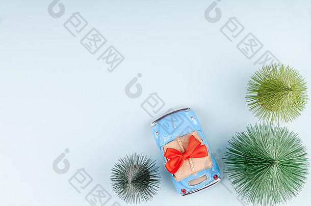 复古的玩具车运载工艺礼物盒子概念假期购物问候卡