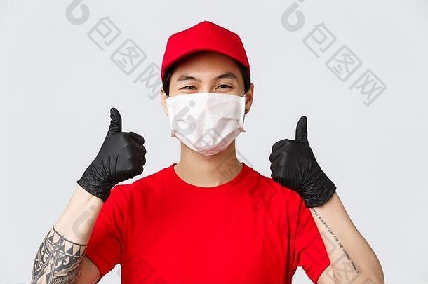 不错的一天客户快乐的亚洲交付男人。医疗面具手套防止科维德传播提供安全购物订单