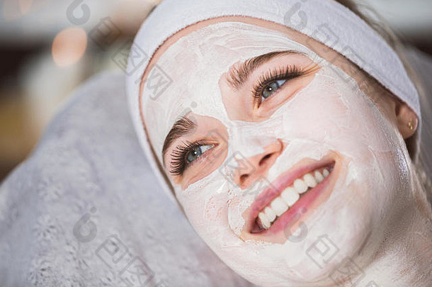 女人水疗中心治疗面具脸