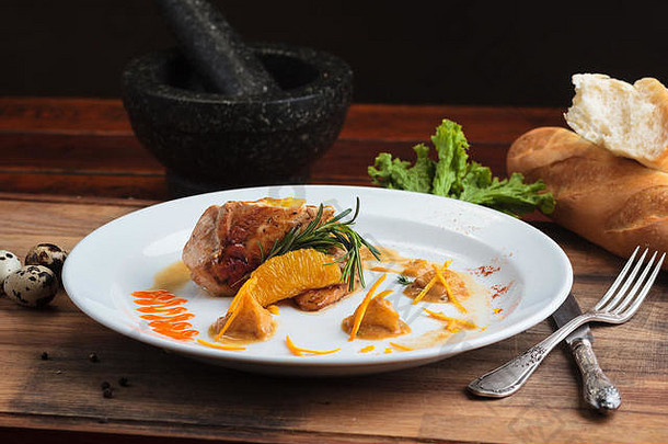 概念餐厅菜单健康的吃自制的美食家暴食白色板鸡乳房塞橙色巴西古董