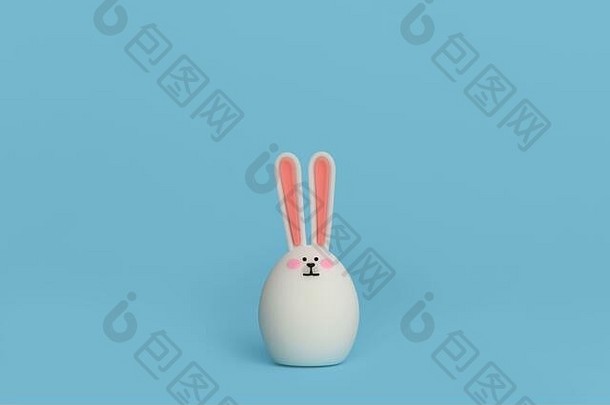 白色玩具兔子粉红色的耳朵孤立的蓝色的背景复制空间