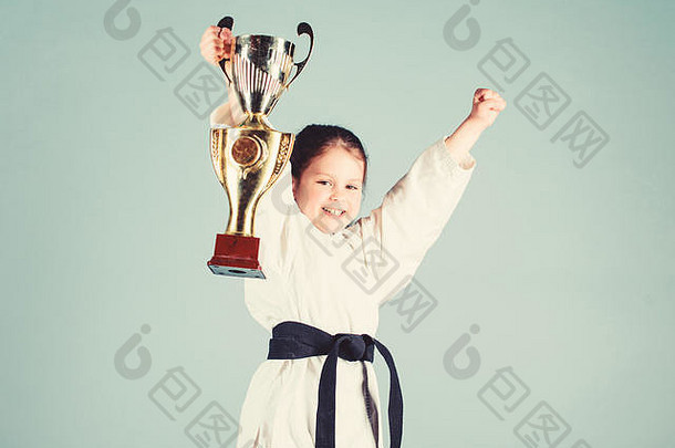 小女孩冠军杯武术艺术赢家女孩运动服装练习如果童年基因敲除能源活动孩子们体育运动成功单战斗运动美