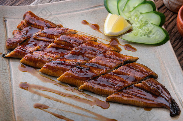 日本鳗鱼烤甜蜜的酱汁鳗鱼卡巴亚基减少服务板