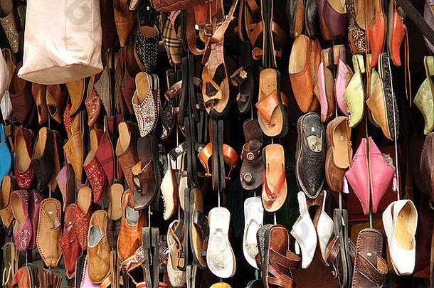 色彩斑斓的鞋子出售马拉喀什摩洛哥