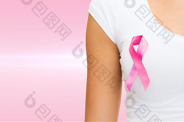 女人粉红色的癌症意识丝带