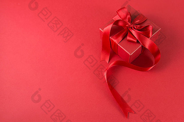 红色的礼物盒子孤立的红色的背景
