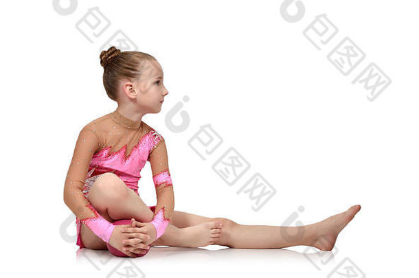 女孩体操运动员坐着粉红色的球