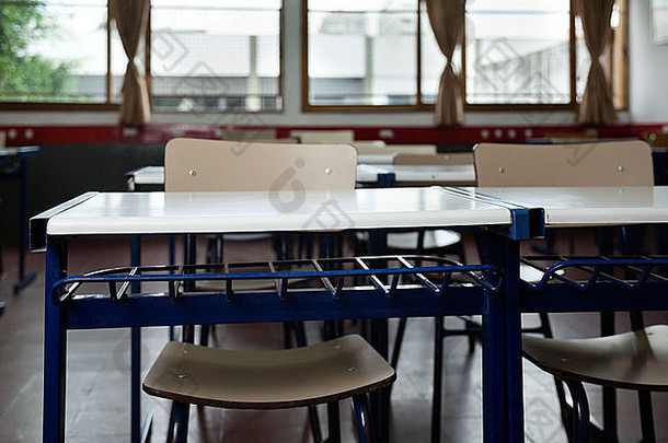 教室空椅子桌子