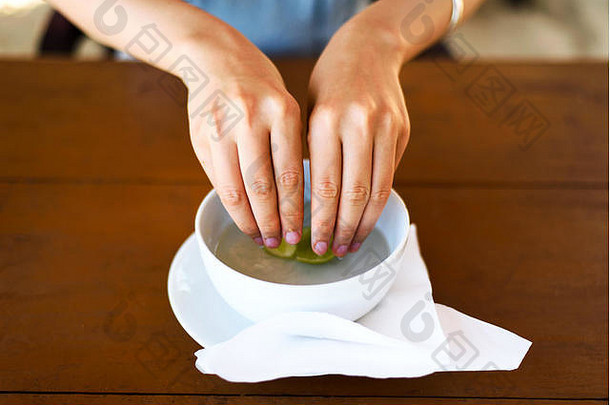 女人洗手石灰水餐厅